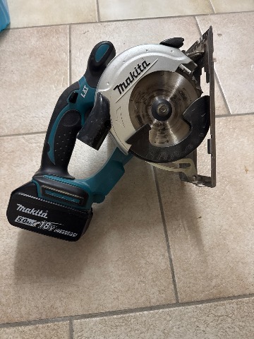Makita 18V Akku-Handkreissäge, 2 Akkus + Ladegerät