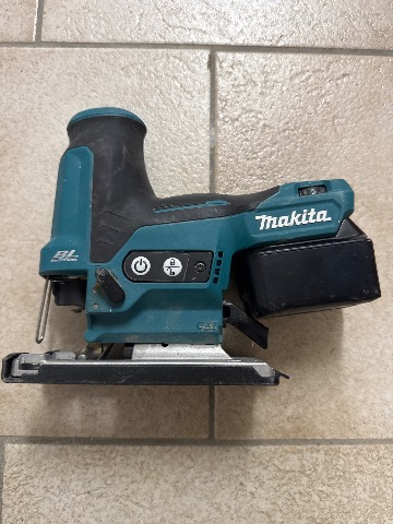 Makita Akku-Stichsäge mit 2 Akkus zu verleihen